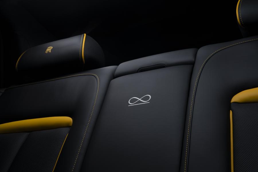 Детали интерьера Rolls-Royce Cullinan Black Badge 2019 года  (UK) (фото 14 из 20)